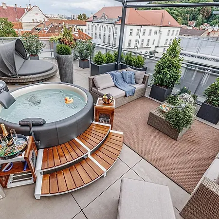 Buekk Penthouse, Panorama Jacuzzival 미슈콜츠