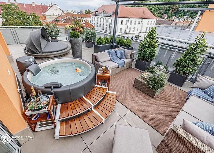 Buekk Penthouse, Panorama Jacuzzival 米什科尔茨